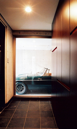 玄関を入ると、フィックス窓から、ガレージにあるお気に入りの車を眺められる