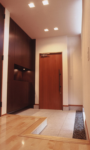 足元から爽やかな風を取り入れることができる、和モダンな玄関ホール