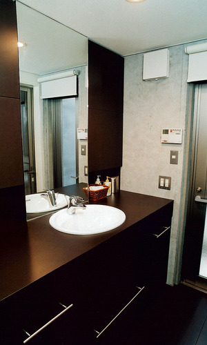 黒でまとめた大人の空気が漂う、コンクリート壁とマッチした洗面所