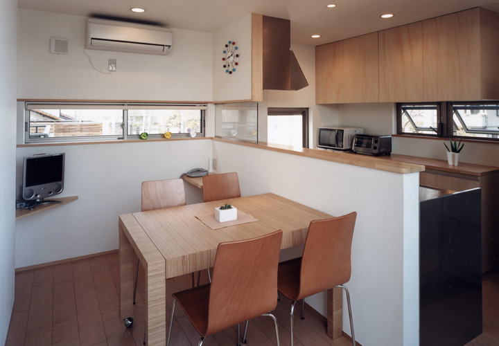 木材のテイストに変化をつけた、動を感じるコンパクトなダイニング・キッチン