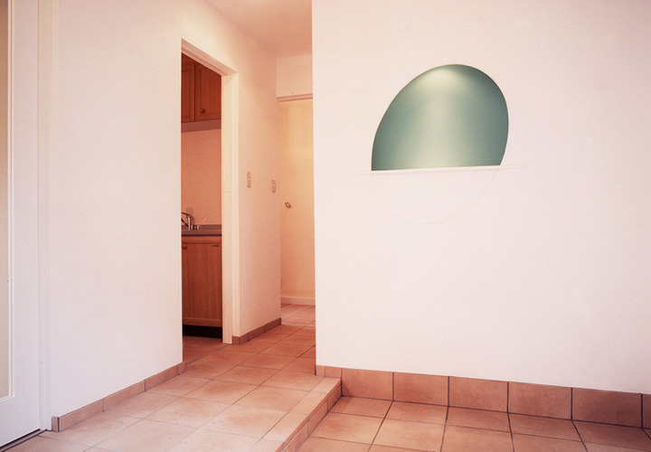 玄関ホールと同素材を室内に使用した、海外のような佇まいの玄関ホール