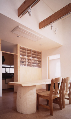 天井高にゆとりを持たせた、無垢材のよさを存分にアピールしたダイニング
