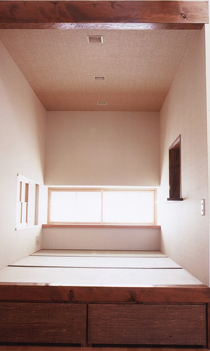 コンパクトながらもホッと癒やされる、収納力のある和室