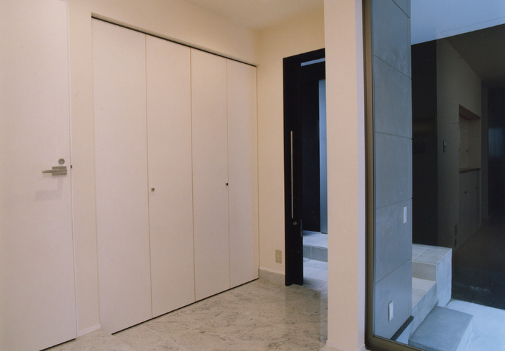 ファサード玄関ドアの次にある、凛とした空気の流れる玄関ホール