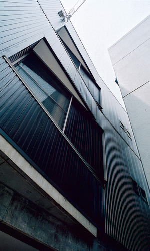 ファサードから傾斜をつけて配置された、デザインと庇の機能をもった窓周り