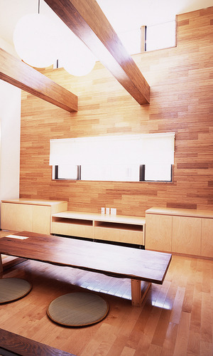 木をふんだんに使用した、落ち着きのある木の香りが漂うリビング