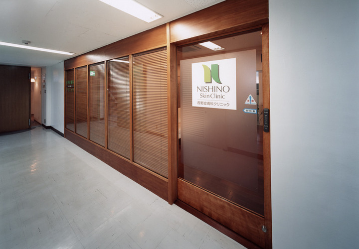 従来のクリニックの印象を覆す、海外オフィスのような外観のクリニック