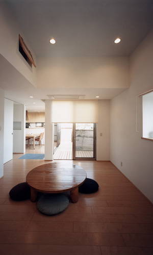 幅のあるフローリングに寝転びたくなる、ちゃぶ台と座布団のあるリビング