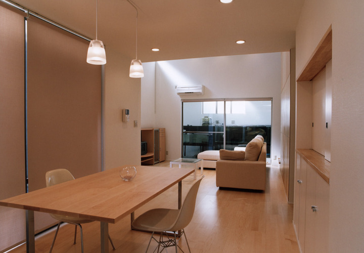 大きめの窓と吹き抜けのあるリビングから、優しい光が奥の空間にまで広がる