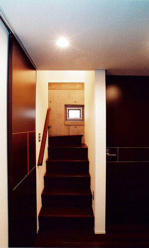 鉄筋コンクリート造を利用した、コンクリートむき出しの味わいを感じる階段周り