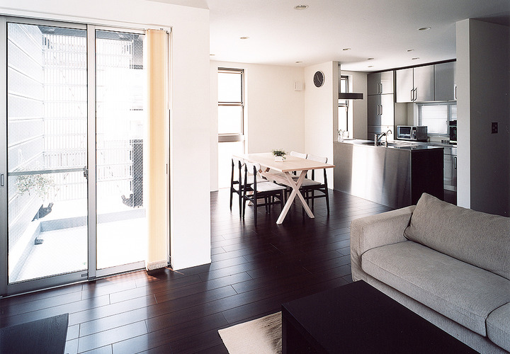 トーンを抑えた家具と調和がとれている、ステンレス素材でまとめたキッチン