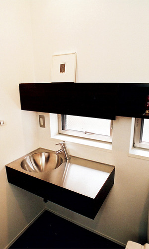 ステンレストップとボウル部分が一体化した、トイレ内手洗い場所