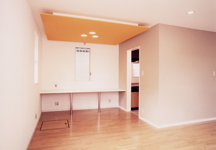 黄色の下がり天井がポイントの、シンプルにまとめたダイニング