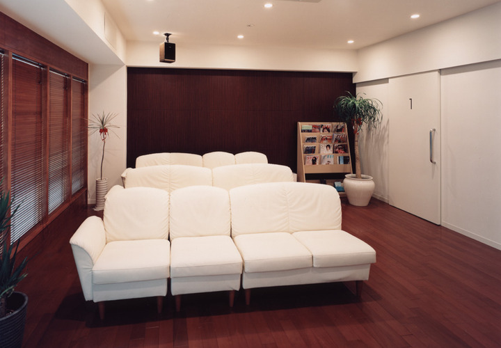 待つことが気にならない、リラックスできるクッション性の高い白いソファ