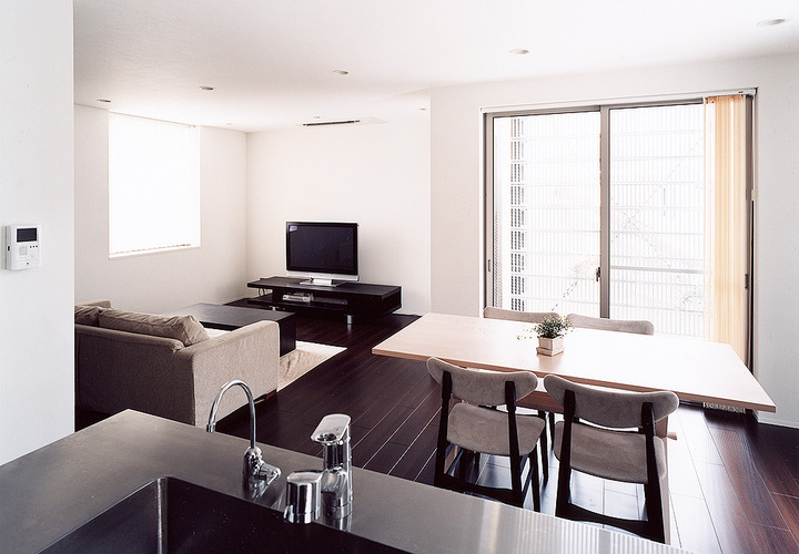 無彩色で抑えた色合いで家具を統一した、シックでシンプルなLDK