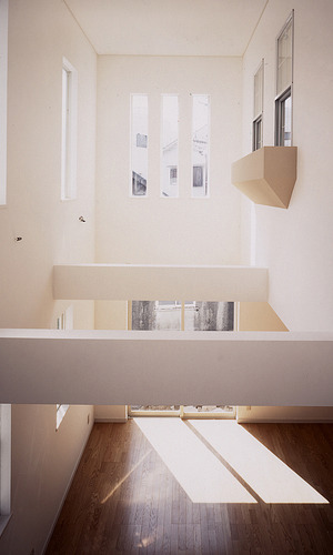 規則正しく並ぶ細長い窓から、１日中燦々と柔らかな光が入り込む吹き抜け