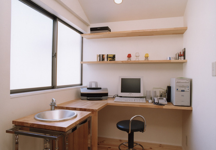 手洗い場を設置した、コンパクトな秘密基地のようなワークスペース