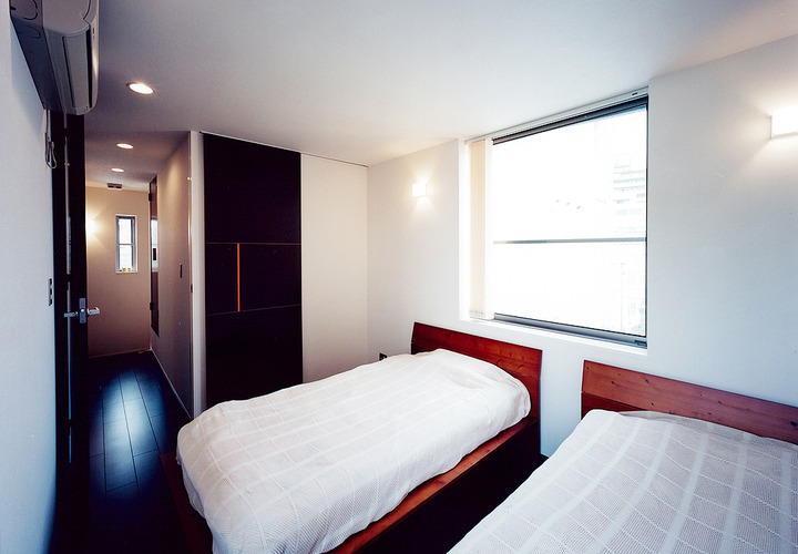 「黒・鼠・赤」の3色でまとめた、コンパクトで落ち着いた寝室