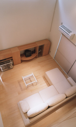 コンパクトなリビングから「圧迫感」の言葉をなくした、天井高のある吹き抜け