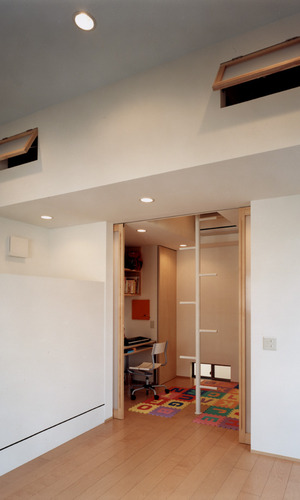 部屋の真ん中に登り棒がある、楽しさいっぱいのロフト付子供部屋