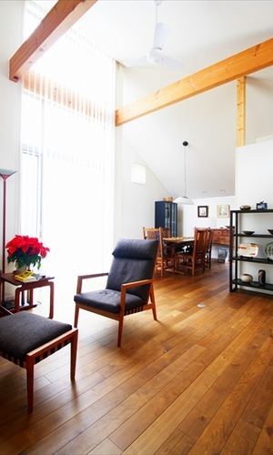 勾配天井のリビング