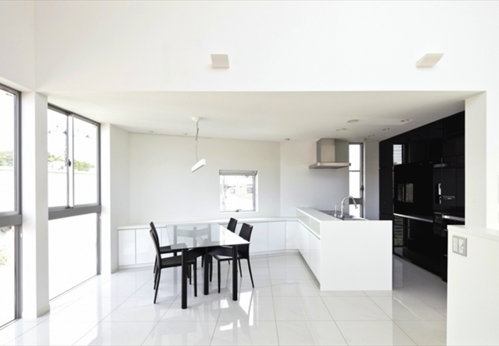 モノトーンを基調としたダイニング・キッチン