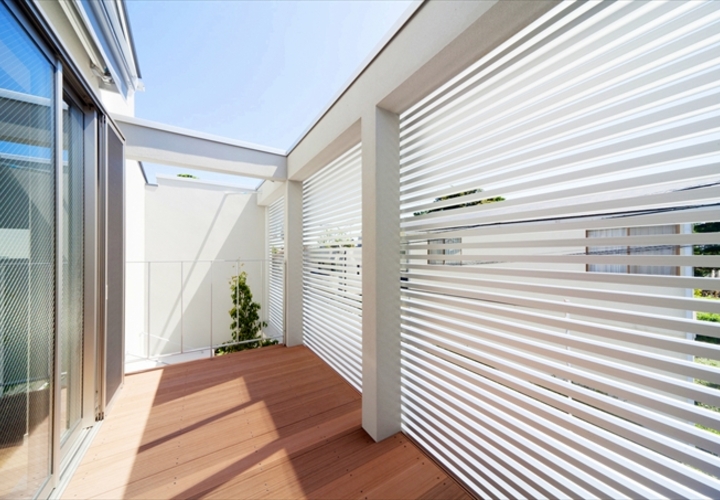 リビングとつながる広いデッキスペース