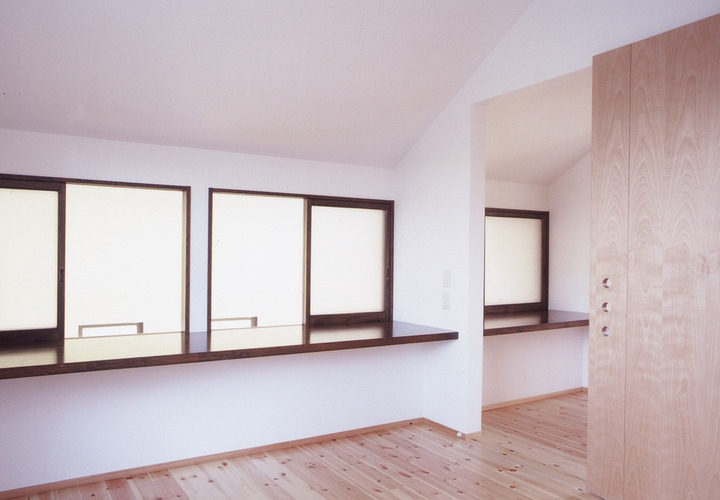 吹き抜けから家族の声を感じながら勉強できる、窓側に造作机を設けた子供部屋