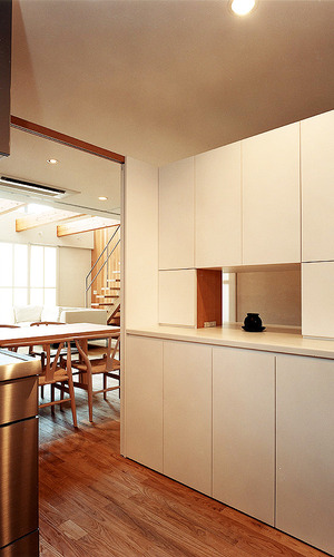 廊下通路壁とキッチン収納を兼ねた、２つの顔を持つ造作家具