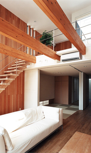 高さと広さのある吹き抜けに、３本の梁が造形物のように走るリビング