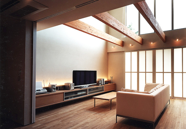 ホテルのラウンジのような、高さのある空間でのんびりとくつろげるリビング