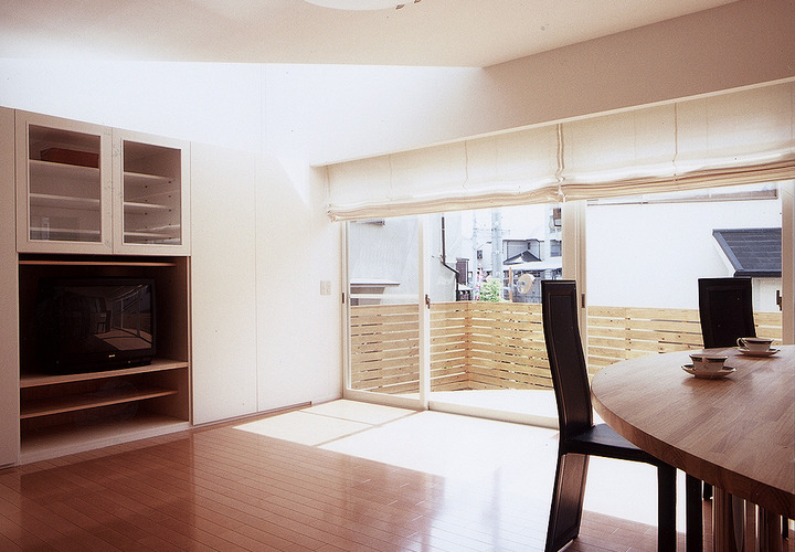 斜めにカットされた吹き抜けと一面を全面窓にした、明るさに恵まれたＬＤＫ