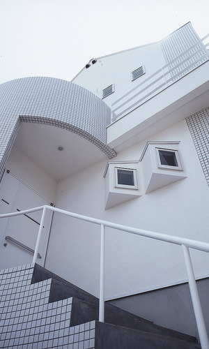 モザイクタイル・サイディングなどの色をホワイトで統一した、かわいらしさのある外観