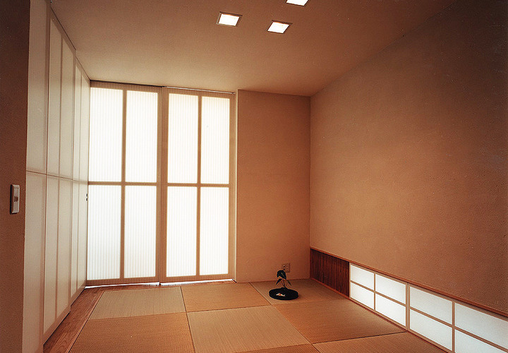 用途に応じて可動式間仕切りで個室となる、圧迫感のない和室