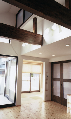無垢材をふんだんに使用した、暖かい雰囲気に包まれているリビング＋和室