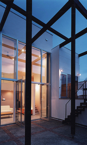 リビングから伸びているような、デザイン性の高い中庭にある柱