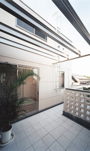 沖縄の外壁をイメージさせる、広く開放的なテラス・バルコニー