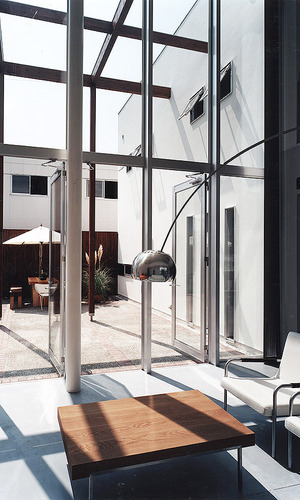 吹き抜け一面を全て窓にし、ありったけの光を取り入れた贅沢なリビング空間