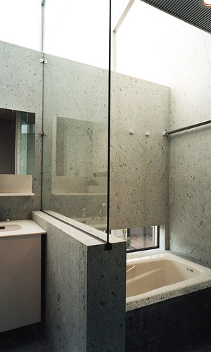 石の風合いを活かした、ハイサイドウインドウから美しい光が入る、クールでシャープな浴室