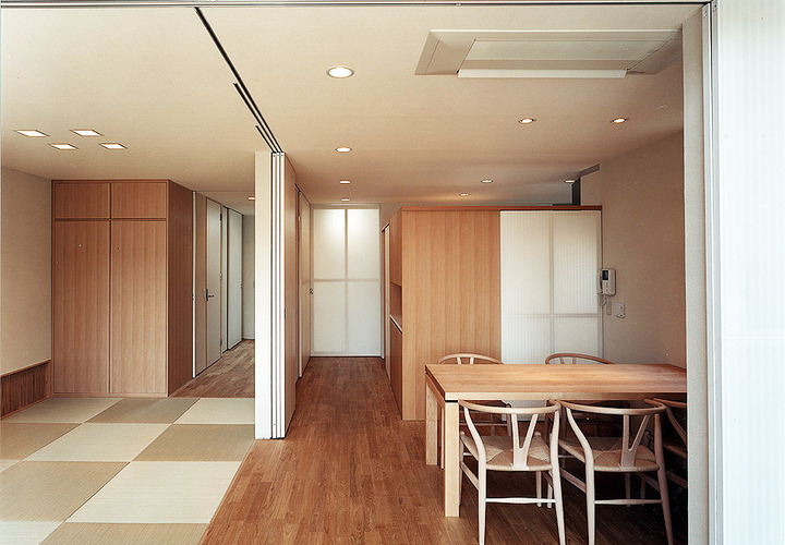 部屋という区切りをなくした、フローリングとフロアラインを揃えた畳