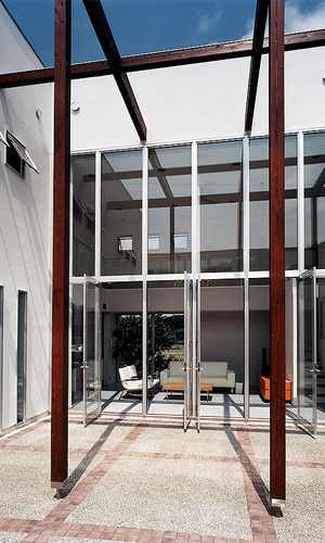 開放感たっぷりの窓を多く設けた、直線ラインが美しい中庭空間