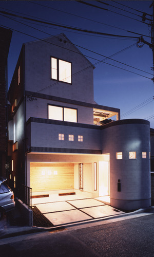 外壁にレンガのようなテクスチャーをつけた、かわいらしいお城のような外観