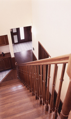 洋館の手すりのようなデザインが美しい、吹き抜けにある幅のある階段