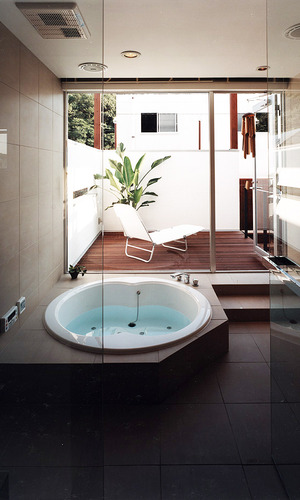 入浴後にテラス・バルコニーでくつろげる、アジアンリゾートホテルのようなジャグジー付浴室