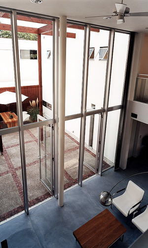 吹き抜け面の窓を開ければ中庭と一体になる、地中海リゾート地のようなリビング