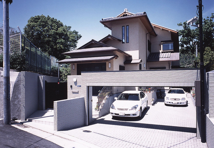 現代風門扉と純和風の建物が、調和のとれている外観