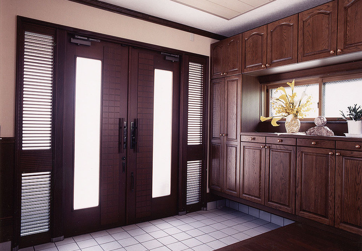 左右対称の作りで観音開きにも開く、トラディショナルスタイルの玄関ホール