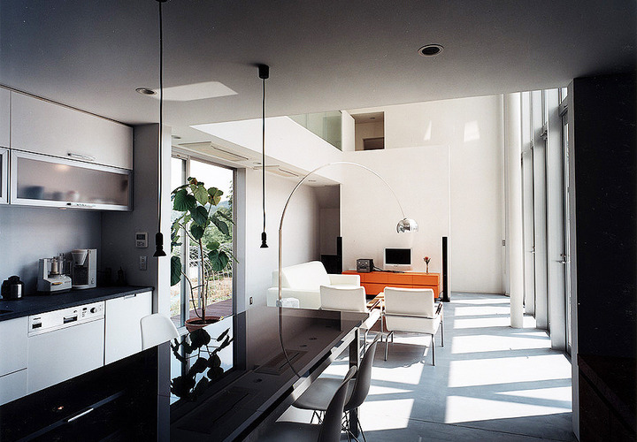 ダイニング・キッチンの天井高は低く、リビングは吹き抜けで光を存分に取り入れたメリハリのある空間