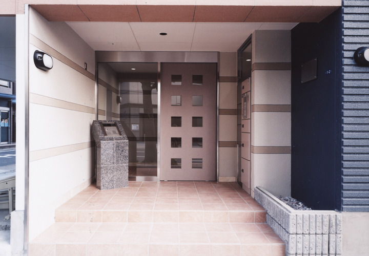 均等に並んだ四角いガラス窓がポイントの自動ドア