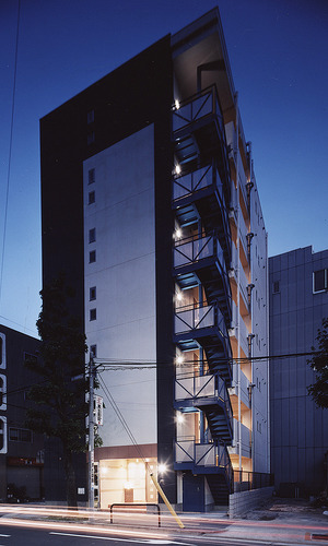 非常階段もデザイン性が高い、夜空に向かって伸びるような佇まいの外観
